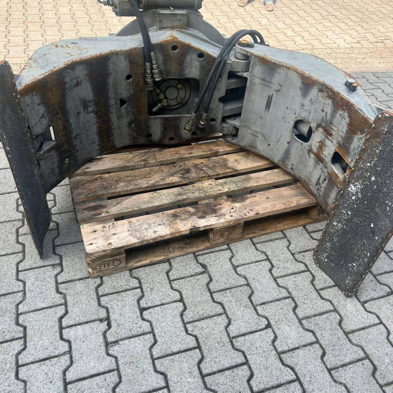 Paper roll clamp rotating  Paper roll clamp rotating